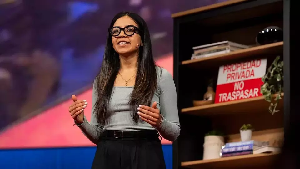Nishtha Bhatia dari Google mengenakan kacamata pintar buatan Google yang memiliki banyak hal canggih. (TED2025/DOK)