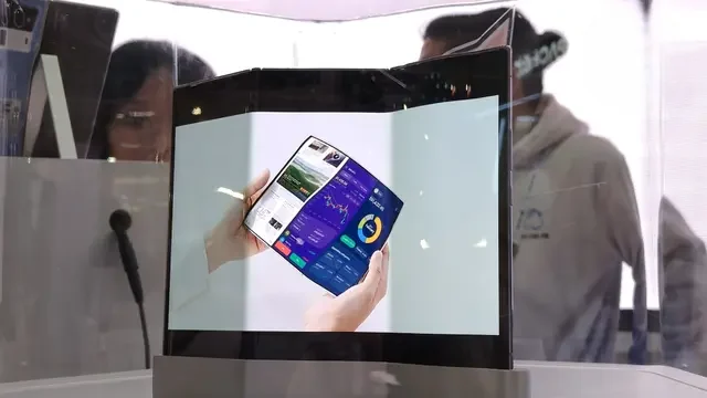 Konsep HP layar lipat tiga Tecno Phantom Ultimate 2. Liputan6/Agustinus Mario Damar