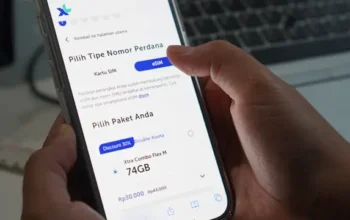 Mengaktifkan kartu ESIM XL Axiata di iPhone (Foto: Corpcomm XL Axiata).