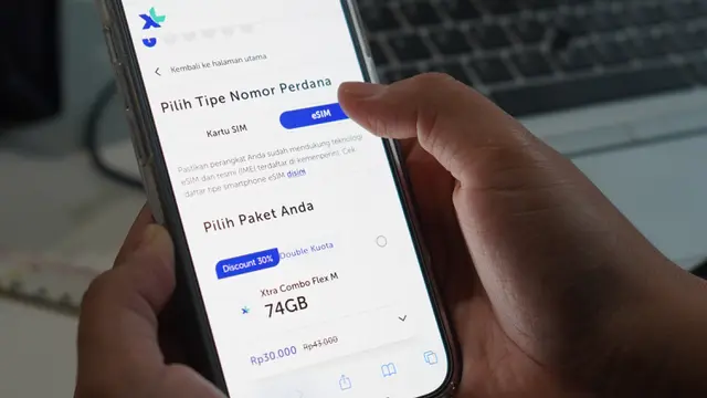 Mengaktifkan kartu ESIM XL Axiata di iPhone (Foto: Corpcomm XL Axiata).