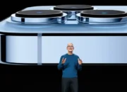 CEO Apple Tim Cook memamerkan sistem kamera canggih pada iPhone 13 Pro baru selama acara khusus di Apple Park di Cupertino, California (14/9/2021). iPhone 13, iPhone 13 Mini, iPhone 13 Pro, dan iPhone 13 Pro Max baru saja dirilis Apple. (Brooks Kraft/Apple Inc. /AFP)