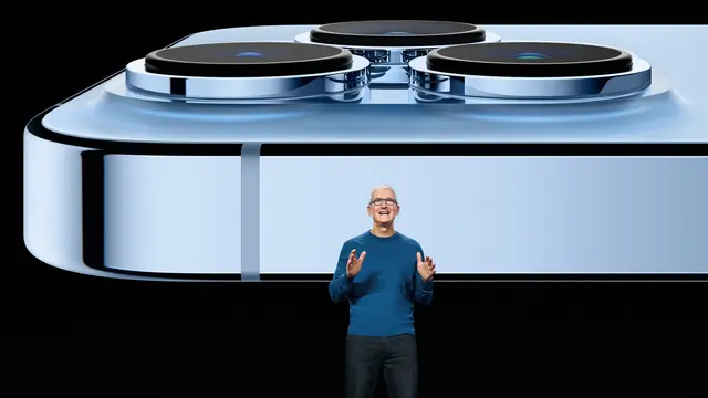 CEO Apple Tim Cook memamerkan sistem kamera canggih pada iPhone 13 Pro baru selama acara khusus di Apple Park di Cupertino, California (14/9/2021). iPhone 13, iPhone 13 Mini, iPhone 13 Pro, dan iPhone 13 Pro Max baru saja dirilis Apple. (Brooks Kraft/Apple Inc. /AFP)