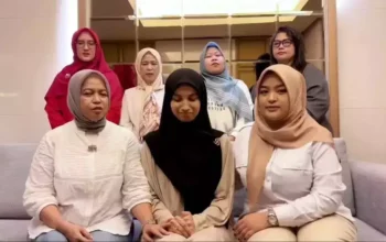Image Credit Istimewa - Selebgram Cut Intan Nabila (tengah) membantah kabar yang menyebutkan dirinya telah mencabut laporan kekerasan dalam rumah tangga (KRDT) yang dilakukan suaminya Armor Toreador.