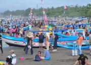 Wisatawan Membeludak di Pantai Pangandaran: Belasan Bocah Terpisah dengan Orang Tuanya