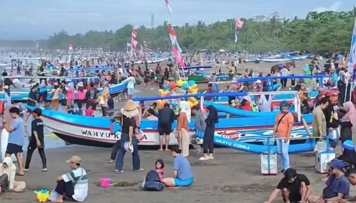 Wisatawan Membeludak di Pantai Pangandaran: Belasan Bocah Terpisah dengan Orang Tuanya