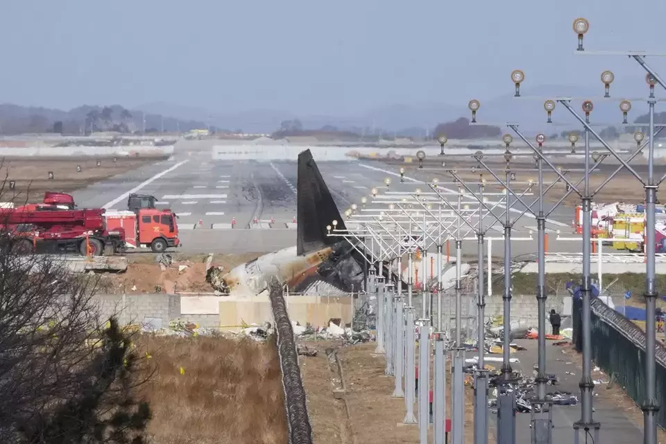 Image Credit AP/AP - Puing-puing pesawat Boeing 737-800 yang dioperasikan oleh maskapai hemat Korea Selatan Jeju Air tergeletak di Bandara Internasional Muan di Muan, Korea Selatan, Selasa, 31 Desember 2024.