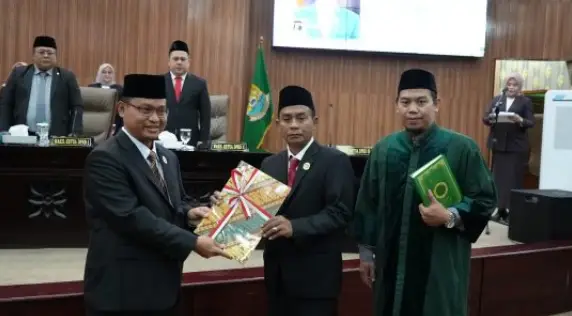 Image Credit Ist/Indonesiaupdates.com - DPRD Kota Bekasi menggelar Sidang Paripurna PAW pada 5 Desember 2024 untuk melantik Mubakhi sebagai anggota baru yang menggantikan H. Sholihin.