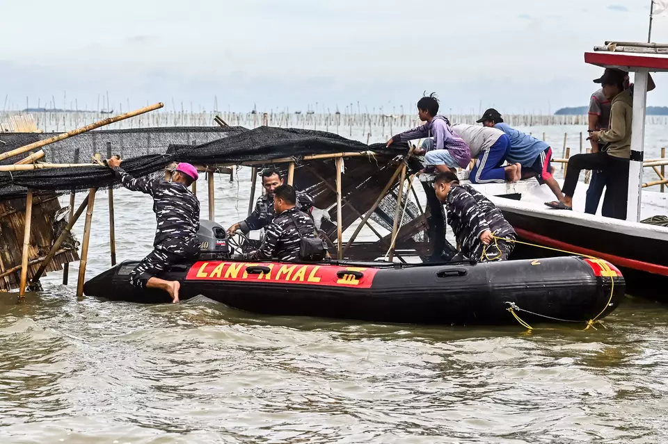 Image Credit Juan Arda Guardiola/Beritasatu - TNI Angkatan Laut membongkaran pagar laut yang membentang sepanjang 30,16 kilometer di wilayah Tanjung Pasir, Tangerang, Banten, Sabtu 18 Januari 2025