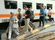 Image Credit Agung Dharma Putra/Beritasatu - Penumpang kereta api jarak jauh di Stasiun Surabaya Pasarturi.