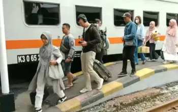 Image Credit Agung Dharma Putra/Beritasatu - Penumpang kereta api jarak jauh di Stasiun Surabaya Pasarturi.