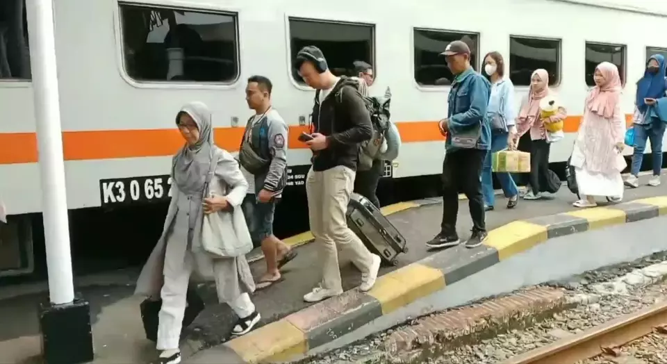 Image Credit Agung Dharma Putra/Beritasatu - Penumpang kereta api jarak jauh di Stasiun Surabaya Pasarturi.