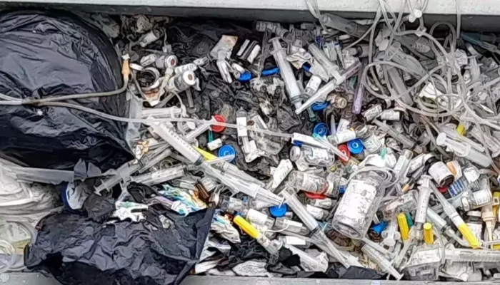 Jembatan Perbatasan Bekasi-Karawang Dipenuhi Sampah Medis, Warga Resah