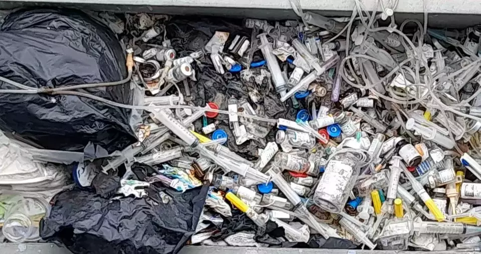 Image Credit Andi Maulana/Beritasatu - Jembatan yang menghubungkan Bekasi dan Karawang kini dipenuhi dengan sampah medis, termasuk jarum suntik, selang infus, dan berbagai limbah lainnya.