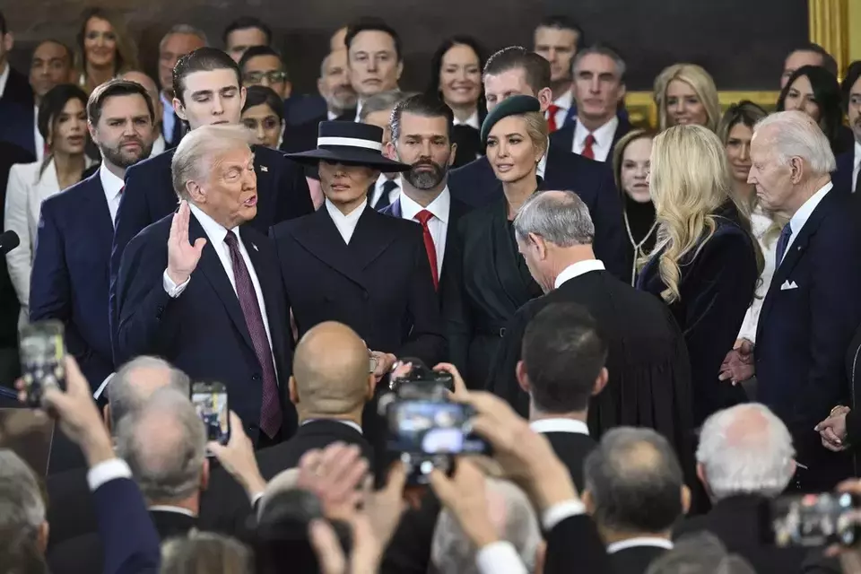 Image Credit AP - Presiden terpilih Donald Trump mengambil sumpah jabatan pada Pelantikan Presiden ke-60 di Rotunda US Capitol di Washington, Senin, 20 Januari 2025.