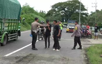 Image Credit Istimewa - Polisi melakukan olah tempat kejadian perkara kecelakaan adu banteng motor dan truk di Mojokerto, Jawa Timur, Kamis 23 Januari 2025.