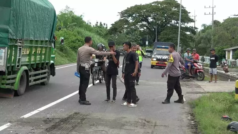 Image Credit Istimewa - Polisi melakukan olah tempat kejadian perkara kecelakaan adu banteng motor dan truk di Mojokerto, Jawa Timur, Kamis 23 Januari 2025.