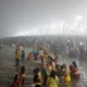 Image Credit Adnan Abidi/REUTERS - Umat Hindu melakukan ritual membasuh diri atau mandi suci di pertemuan tiga sungai yaitu Gangga, Yamuna dan Saraswati dalam rangkaian festival Maha Kumbh Mela di Prayagraj, India, Senin (13/1/2025).