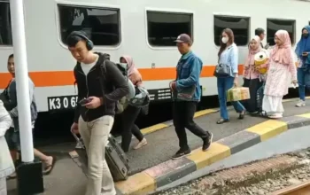 Image Credit Agung Dharma Putra/Beritasatu - Suasana penumpang kereta di Stasiun Surabaya Gubeng, Jawa Timur.