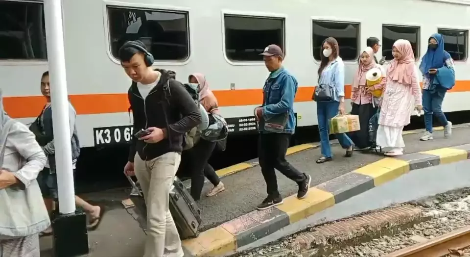 Image Credit Agung Dharma Putra/Beritasatu - Suasana penumpang kereta di Stasiun Surabaya Gubeng, Jawa Timur.