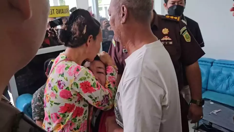 Image Credit Istimewa - Agus Buntung dipeluk dan berusaha ditenangkan orang tuanya saat akan digelandang ke Lembaga Pemasyarakatan Kelas II A Lombok Barat, Kamis 9 Januari 2025.