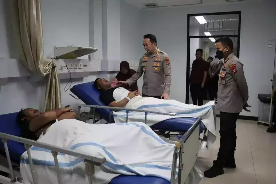 Image Credit Antara/Humas Polres Tangsel - Kapolres Tangerang Selatan AKBP Victor Inkiriwang saat mengecek kondisi anggotanya yang terkena siraman air keras di RS Fatmawati, Jakarta Selatan, Kamis 16 Januari 2025.