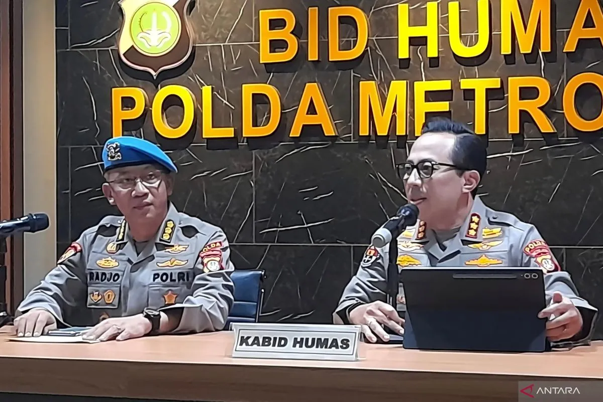 Image Credit Antara - Kabid Propam Polda Metro Jaya Kombes Pol. Radjo Alriadi Harahap (kiri) bersama Kabid Humas Polda Metro Jaya Kombes Pol. Ade Ary Syam Indradi saat ditemui di Jakarta, Rabu (29/1/2025).