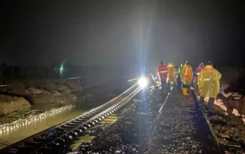 Image Credit Antara - Petugas PT KAI Daop 4 Semarang memperbaiki jalue rel di Stasiun Gubug dan Stasiun Karangjati di Kabupaten Grobogan, Jumat 24 Januari 2025 malam.