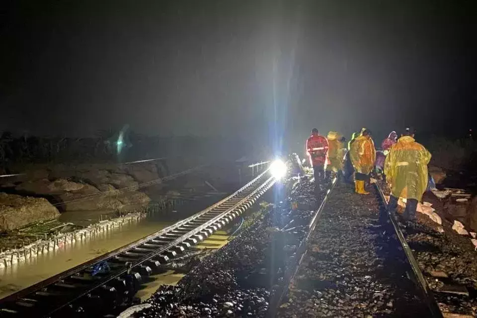 Image Credit Antara - Petugas PT KAI Daop 4 Semarang memperbaiki jalue rel di Stasiun Gubug dan Stasiun Karangjati di Kabupaten Grobogan, Jumat 24 Januari 2025 malam.