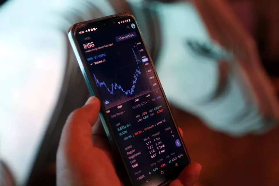Image Credit B Universe - Investor melihat pergerakan indeks harga saham gabungan (IHSG).
