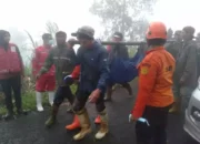 Image Credit Doc BNPB - Petugas membawa korban meninggal akibat tertimbun longsor di Pekalongan, Jawa Tengah.