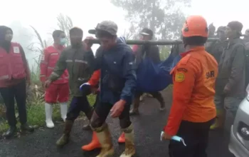 Image Credit Doc BNPB - Petugas membawa korban meninggal akibat tertimbun longsor di Pekalongan, Jawa Tengah.