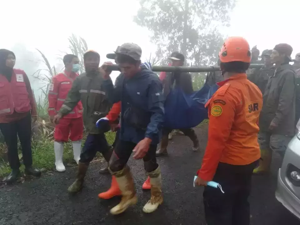 Image Credit Doc BNPB - Petugas membawa korban meninggal akibat tertimbun longsor di Pekalongan, Jawa Tengah.