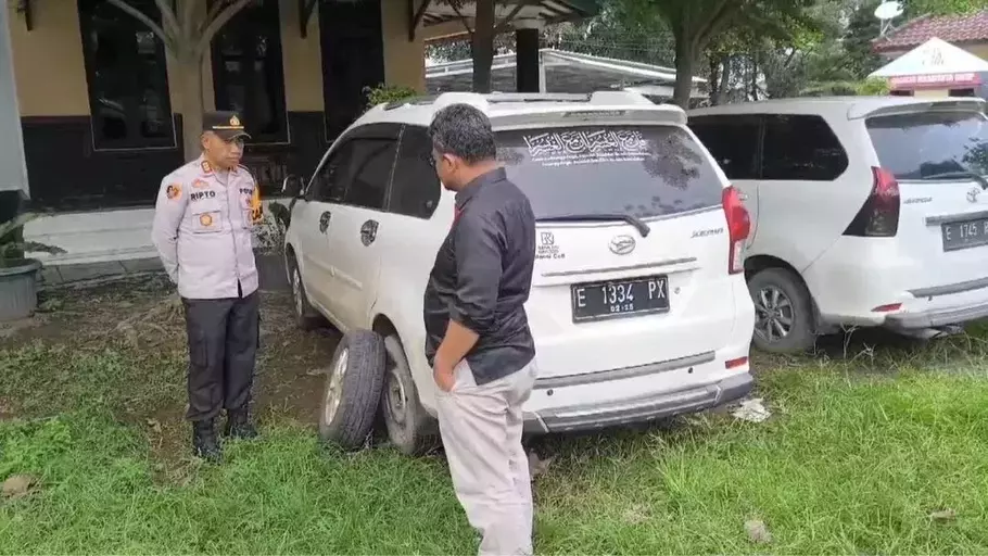 Image Credit Istimewa - Petugas Polsek Widasari menunjukkan barang bukti kendaraan milik korban perampokan di Mapolsek Widasari, Indramayu, Jawa Barat, Kamis 23 Januari 2025.