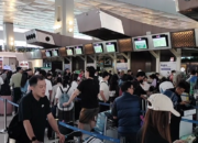 Image Credit Wahroni/Beritasatu - Penumpang pesawat padati area check-in di Terminal 3 Bandara Soekarno-Hatta pada momen libur panjang, Minggu 26 Januari 2025.