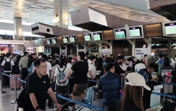 Image Credit Wahroni/Beritasatu - Penumpang pesawat padati area check-in di Terminal 3 Bandara Soekarno-Hatta pada momen libur panjang, Minggu 26 Januari 2025.