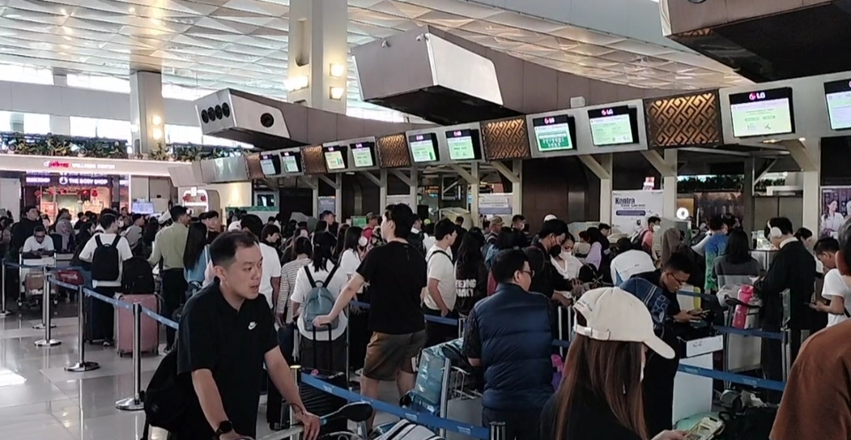 Image Credit Wahroni/Beritasatu - Penumpang pesawat padati area check-in di Terminal 3 Bandara Soekarno-Hatta pada momen libur panjang, Minggu 26 Januari 2025.