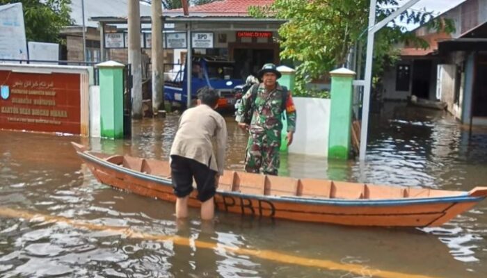 Banjir Rendam Tiga Kecamatan di Kabupaten Banjar, TNI Turun Bantu Evakuasi Warga