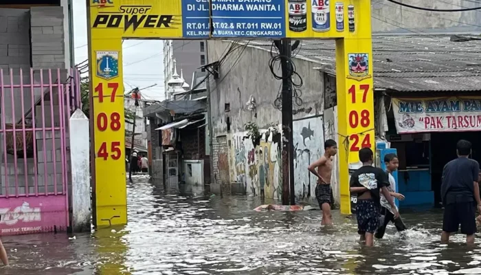 Banjir Rendam Rawa Buaya, Warga Mengungsi ke Rusun dan Musala