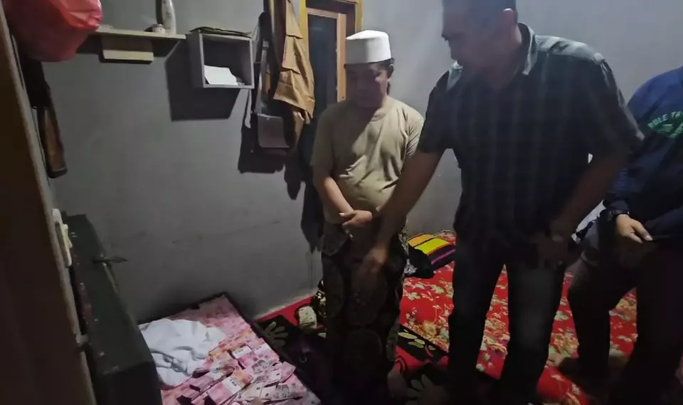 Image Credit Ibnu Malikh/Beritasatu - Direktorat Reserse Kriminal Umum (Ditreskrimum) Polda Banten berhasil mengungkap kasus peredaran uang palsu yang melibatkan seorang oknum ustaz di salah satu pondok pesantren di wilayah Cigeulis, Pandeglang, Banten.