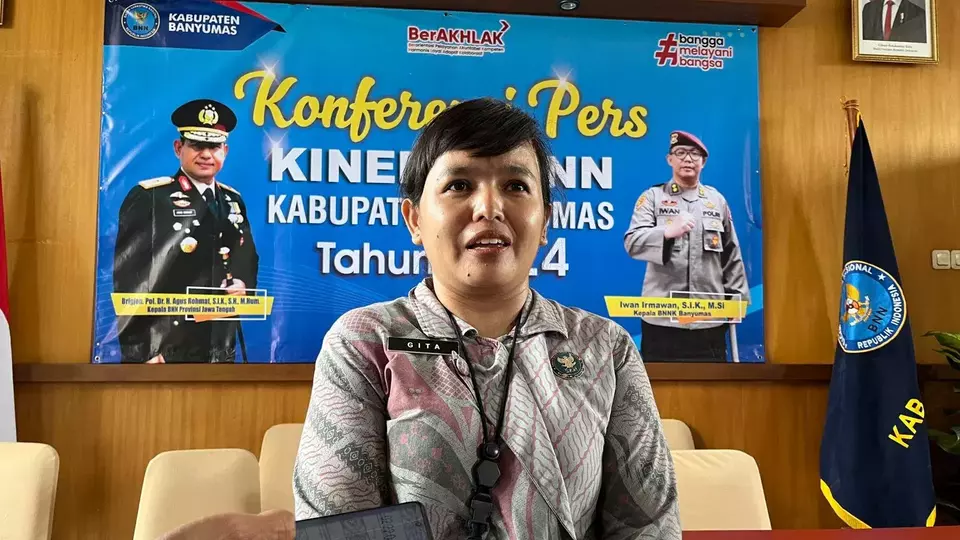 Image Credit Dian Aprilianingrum/Beritasatu - Ketua Tim Kerja Pemberantasan BNN Banyumas Gita Tri Ramdani mengungkap peredaran minuman keras (miras) oplosan berbahaya yang disebut memiliki efek serupa dengan narkotika jenis ekstasi. Minuman yang dikenal dengan sebutan "jamu kunyit" ini ditemukan di sejumlah tempat hiburan malam di Baturraden, Banyumas, Jawa Tengah.