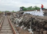 Image Credit Candra Kurnia/Beritasatu - Petugas PT KAI tengah melakukan perbaikan rel kereta api di KM 32+5/5 antara Stasiun Gubug dan Stasiun Karangjati, Kabupaten Grobogan, Jawa Tengah, Rabu (22/1/2025).