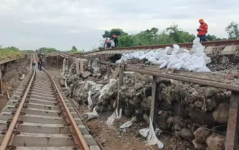 Image Credit Candra Kurnia/Beritasatu - Petugas PT KAI tengah melakukan perbaikan rel kereta api di KM 32+5/5 antara Stasiun Gubug dan Stasiun Karangjati, Kabupaten Grobogan, Jawa Tengah, Rabu (22/1/2025).