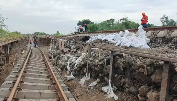 Banjir di Grobogan Ganggu Perjalanan Kereta Api, Rute Dialihkan dan Jadwal Tertunda