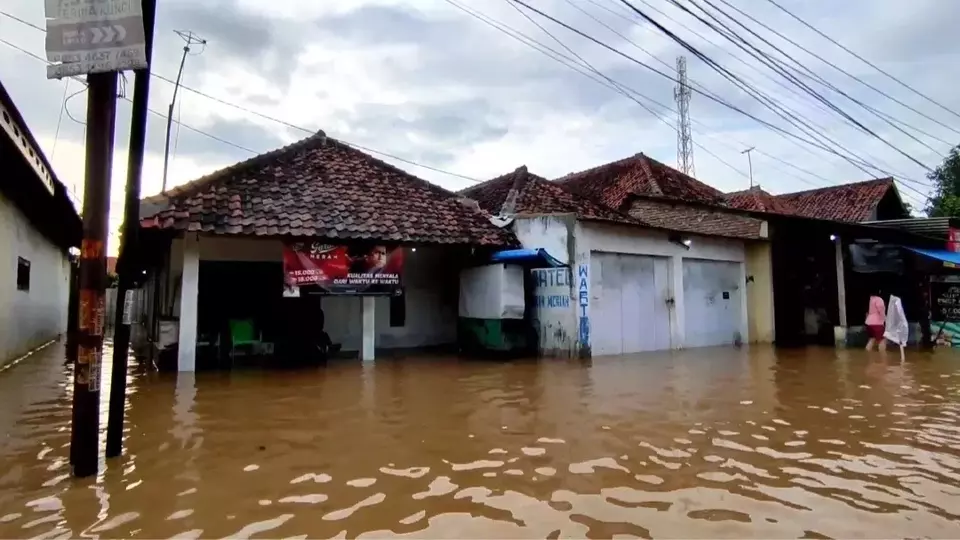 Image Credit Candra Kurnia/Beritasatu - Banjir rendam ratusan rumah di Desa Pangarengan, Kecamatan Pangenan, Kabupaten Cirebon, Jawa Barat, Jumat (24/1/2025).