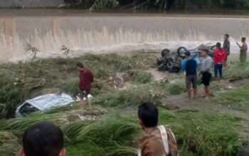 Image Credit Istimewa - Kondisi 2 unit mobil yang terbawa arus banjir ditemukan di bendungan palir.