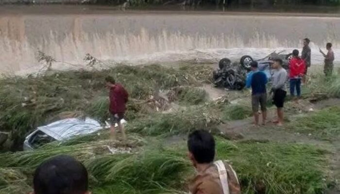 Dua Mobil Hanyut, Banjir Cirebon Bikin Warga Kewalahan