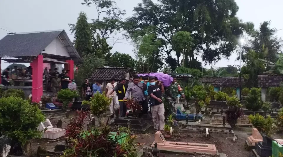 Image Credit Dwi Haryadi/Beritasatu - Potongan tubuh Uswatun Khasanah (29), korban mutilasi asal Ngawi yang mayatnya ditemukan di dalam koper dimakamkan di TPU Desa Sidodadi, Blitar, Jawa Timur, Selasa, 28 Januari 2025.