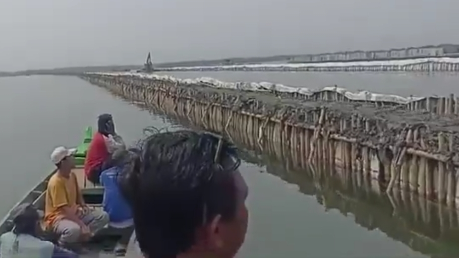 Image Credit Eka Jaya Saputra/Beritastu - Pagar laut di Desa Segarajaya, Kecamatan Tarumajaya, Kabupaten Bekasi yang dikeluhkan nelayan setempat.