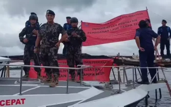 Image Credit Gandhi Armansyah/Beritasu - Kementerian Kelautan dan Perikanan (KKP) melakukan penyegelan pagar laut dari bambu yang terpasang sepanjang 30 kilometer di perairan Tanjung Kait, Paku Haji, Kabupaten Tangerang pada Kamis 9 Januari 2025.