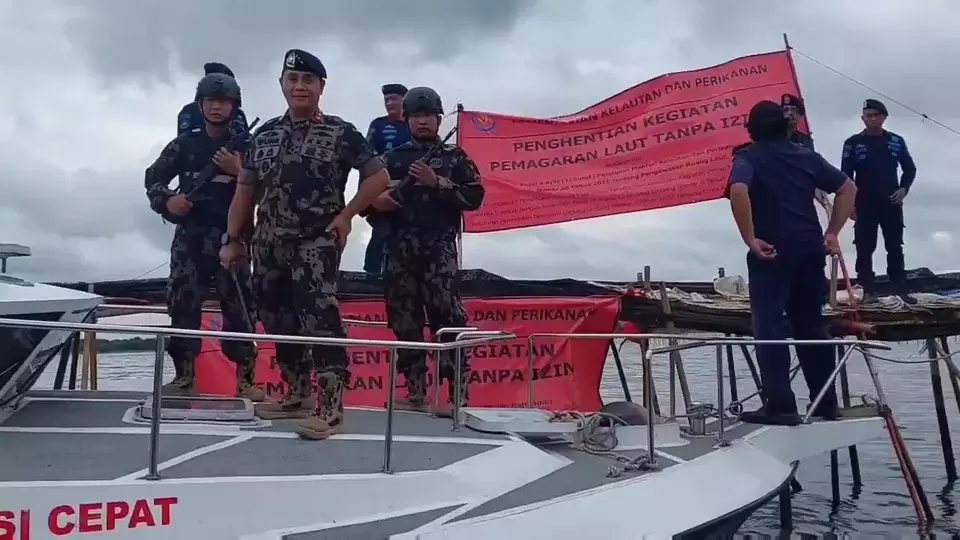 Image Credit Gandhi Armansyah/Beritasu - Kementerian Kelautan dan Perikanan (KKP) melakukan penyegelan pagar laut dari bambu yang terpasang sepanjang 30 kilometer di perairan Tanjung Kait, Paku Haji, Kabupaten Tangerang pada Kamis 9 Januari 2025.